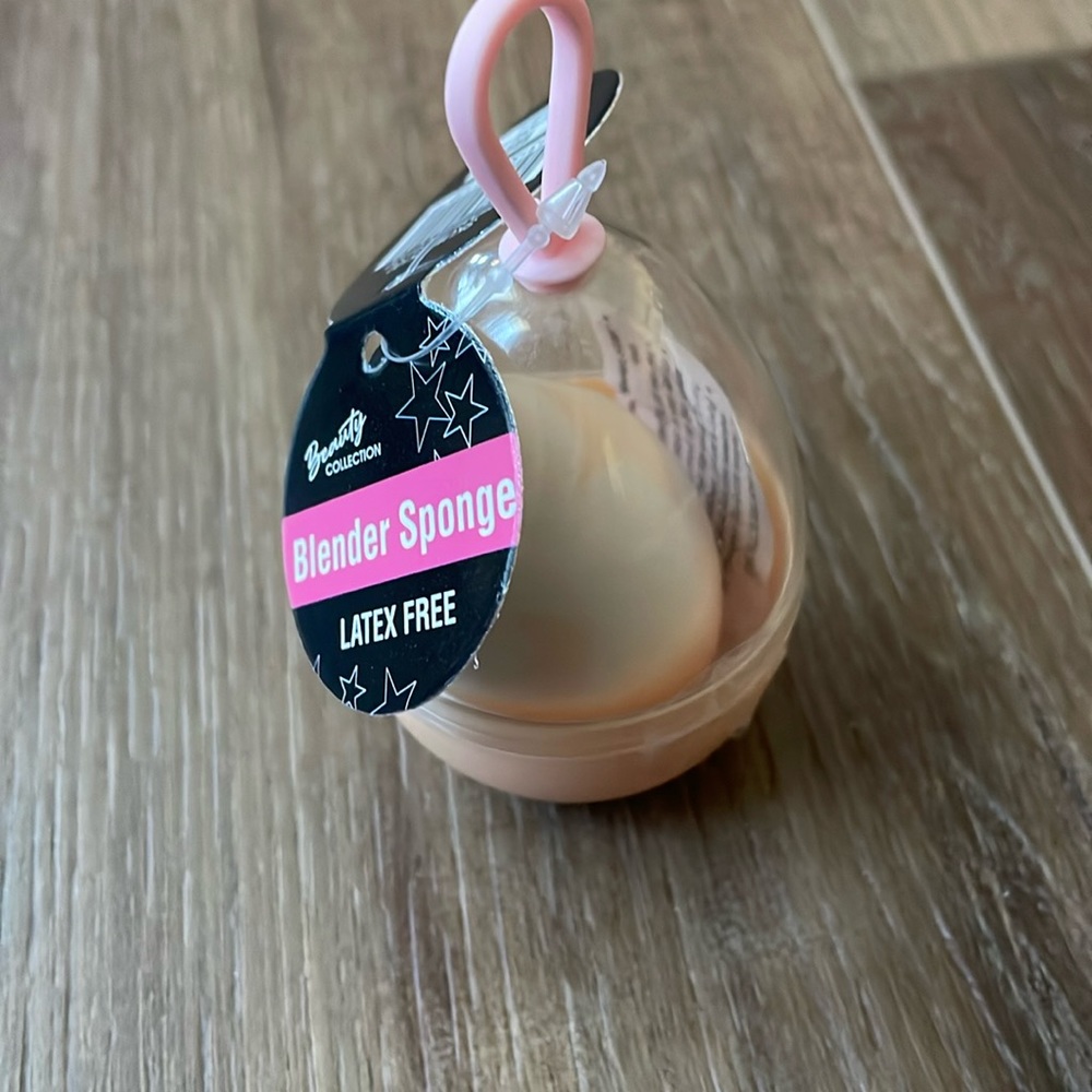 Beauty collection blender sponge in case